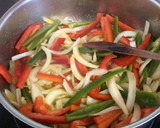 Foto del paso 1 de la receta: Pechugas con pimientos en salsa
