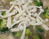 Gambar langkah 5 resipi Sup Dada Ayam.