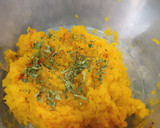 Foto del paso 2 de la receta: Milanesa de repollo con puré de calabaza, espinacas y pasas
