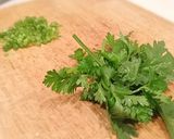 A picture of step 2 of Asian-style Spaghetti Aglio e Olio with Coriander.