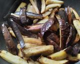 Foto del paso 1 de la receta: Berenjenas🍆en salsa de ajo🧄, miel🍯y queso🥯🧀🍆