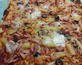 Foto del paso 3 de la receta: Pizza de hojaldre con bacon, piña, aceitunas negras Y TRUFA💜