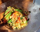 Foto langkah ke 5 dari resep Indomie goreng tomat.