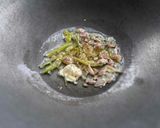 A picture of step 3 of Stir fried Crabs with curry powder.