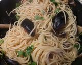 A picture of step 5 of Spaghetti frutti di mare al cartoccio.