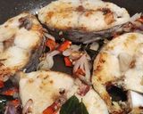 Foto langkah ke 3 dari resep Ikan Tengiri Cabe Bawang Daun Kare.