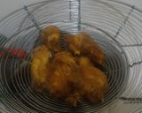 Foto langkah ke 2 dari resep Ayam Goreng Kecap Pedas.