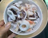 Hình bước làm 1 của món Mì ý hải sản tôm mực