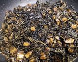 Foto del paso 4 de la receta: Fideuá negra con gambita de Huelva y sepia
