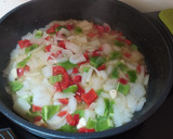 Foto del paso 2 de la receta: Arroz con anillas, langostinos y almejas