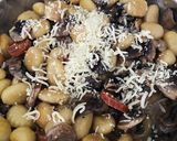 Une image de l'étape 3 de Gnocchis au chorizo, sauce forestière.