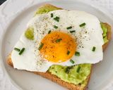 Foto del paso 3 de la receta: Tostada de aguacate y huevo