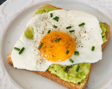 Foto del paso 3 de la receta: Tostada de aguacate y huevo