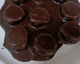 A picture of step 1 of Dark chocolate and banana pops.