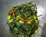 Foto langkah ke 4 dari resep Tumis kangkung terasi + pete.