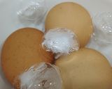 Hình bước làm 1 của món Trứng lòng đào chiên sốt me