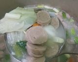 Foto langkah ke 4 dari resep Sop sayur bakso.