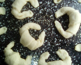 Foto del paso 1 de la receta: Medialunas sin manteca, ni huevo fáciles!!