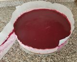 Foto del passaggio 8 della ricetta Cheesecake ai frutti di bosco senza cottura