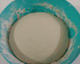 Foto del paso 1 de la receta: Masa para medialunas o bizcochos