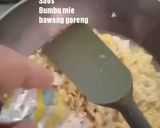 Foto langkah ke 5 dari resep Indomie Goreng Nyemek.