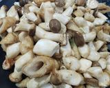 Hình bước làm 1 của món Nấm đùi gà, mì căn kho lá quế