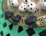 Foto del paso 7 de la receta: Arañas de pastillaje para Halloween 👻👻