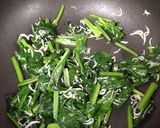 A picture of step 2 of Spinach and Shirasu in a Light and Refreshing Lemon Stir-fry.