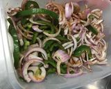 Une image de l'étape 5 de Pommes de terre grillées aux poivrons et oignons roses croustillants épicés.