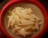 Foto del paso 7 de la receta Pollo en salsa de cebolla y perejil especiado con patatas fritas