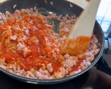 Foto del paso 3 de la receta: Espaguetis con butifarra, salsa de tomate, chocolate y vermut