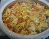 A picture of step 4 of Simmered Udon Noodle Hot Pot with Melting Cheese and Tomato.