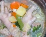 Foto langkah ke 5 dari resep Sop Sayur Bening Ceker Ayam 🥔🥕🍗.