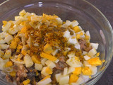 Салат с редиской и рыбными консервами