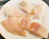 Foto del paso 1 de la receta: Patatas con rape rebozado y en salsa verde