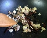 รูปขั้นตอนการทำที่ 2 ของ ฟูซิลลี่ผัดหมูสับปลาเค็มพริกแห้งโหระพา