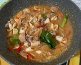 Foto langkah ke 2 dari resep Oseng cumi sosis.