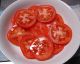 A picture of step 1 of Tomato and Sliced Sweet Onion Salad.
