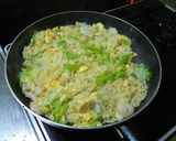 A picture of step 7 of [Farmer's Recipe] Fried Rice with Prawns and Lettuce.