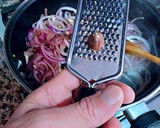 Foto del paso 7 de la receta: Dorada y gambas con cebollas confitadas a la Canela y pasas