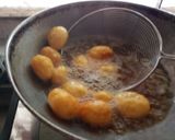 A picture of step 2 of Dum aloo.