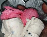 A picture of step 4 of Strawberry and chocolate flakes ice cream.