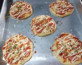 Foto langkah ke 5 dari resep Pizza Mini Simple dan Empuk ala Sukma.