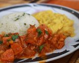 Foto del paso 7 de la receta: Pollo entomatado con puré de plátano y arroz con cilantro y limón