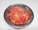 A picture of step 1 of Stir Fried Beef and Peppers (Chinjao Rosu).