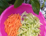 Foto langkah ke 2 dari resep Wortel, Labu siam masak acar kuning.