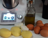 Foto del paso 1 de la receta: Tortilla de patatas y cebolla en Tm5