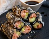 Foto del paso 5 de la receta: Rollitos Crujientes de Salmón en Papel de Arroz