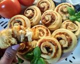 Ślimaczki drożdżowe z pieczarkami, serem i salami krok przepisu 4 zdjęcie