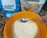 Foto del paso 1 de la receta Panecillos de harina de garbanzo en sartén